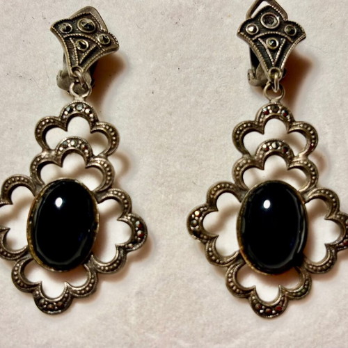 Vintage clip earrings like new, black and silver