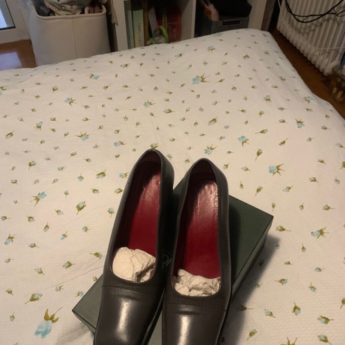 Ioannis gray leather pumps like new with wide heel size 39