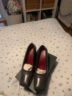 Ioannis gray leather pumps like new with wide heel size 39