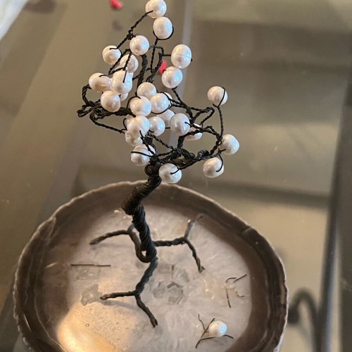 Decorative tree used with wire and pearl on agate