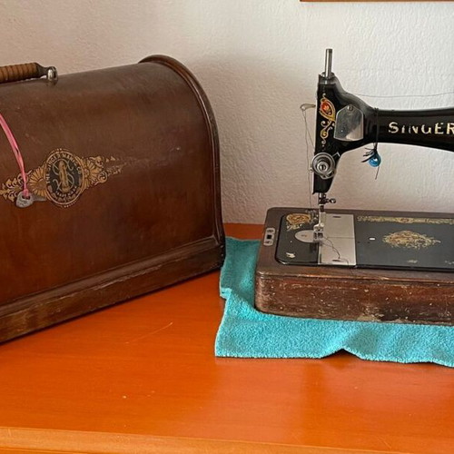 Singer Sewing Machine used, authentic with papers