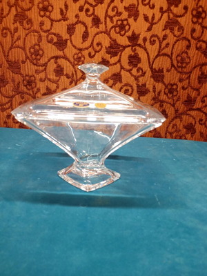 Quadro Bohemian crystal fondue pot like new, dimensions 17x17x17 cm