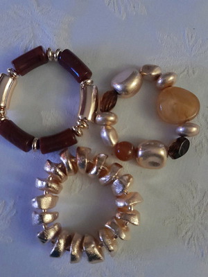 Set of three bracelets like new, elastic with gold and brown tones