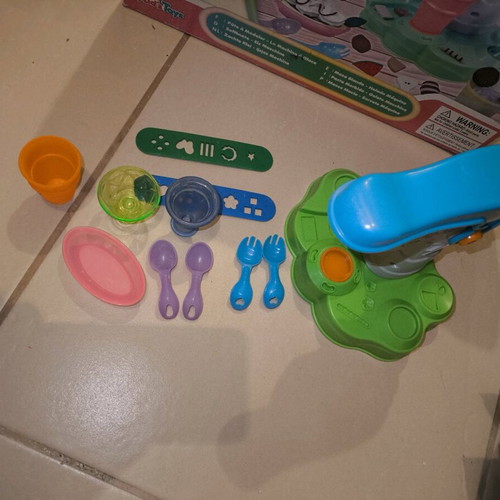 Kid's Dough Ice Cream Station like new, missing yellow cup