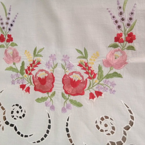 Embroidery set 4 pcs with machine embroidery like new