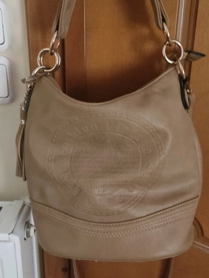 Beige bag with 2 straps and 2 carrying styles