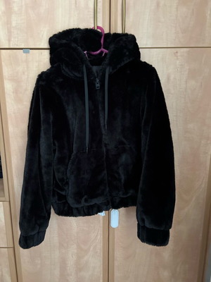 Short black fur Pull & Bear like new