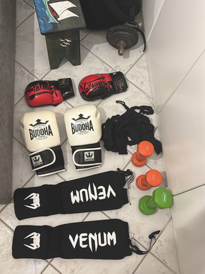 Γάντια kick box 12oz Venum με γάντια MMA, επικαλαμίδες και βαράκια