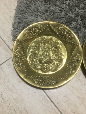 Carved bronze plate used, diameter 33 centimeters