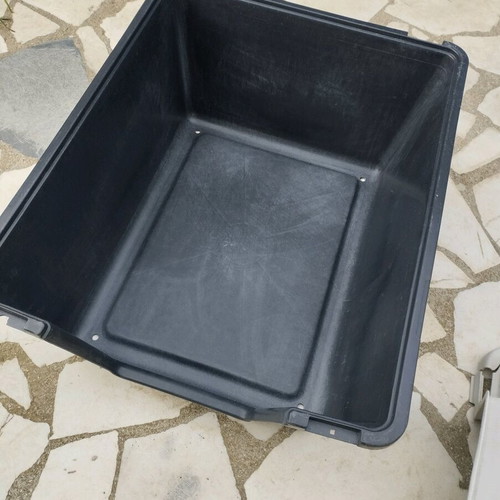 Dog house used with two cracks, dimensions 80x65x65 cm