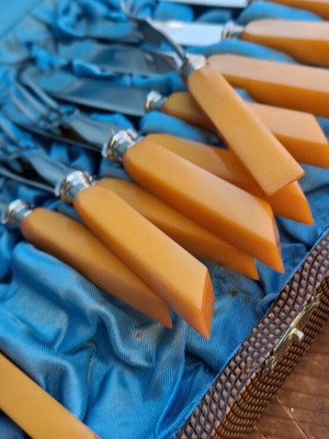 Old set of Vangelis mastic knives, missing one fork