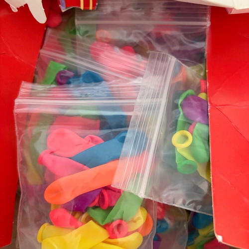 Balloon construction kit with Qualatex balloons, pumps, accessories