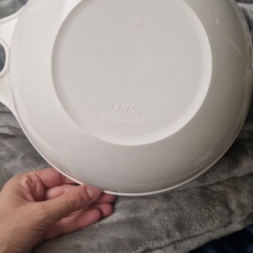 Tupperware container 2.75l like new
