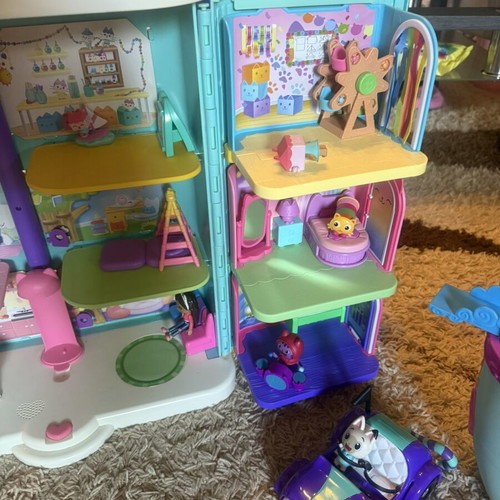 Gambia Dollhouse complete set like new with many toys