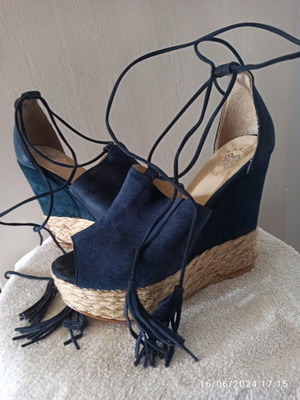 Axe' blue suede platform shoes like new