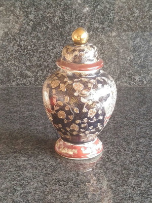 VINTAGE JAR SATSUMA – ΑΥΘΕΝΤΙΚΟ ΙΑΠΩΝΕΖΙΚΟ ΒΑΖΟ ΜΕ ΚΑΠΑΚΙ ΖΩΓΡΑΦΙΣΜΕΝΟ ΣΤΟ ΧΕΡΙ