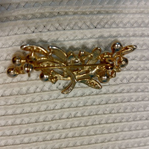 Classic Style Brooch like new with gold metal, cream pearls, crystals