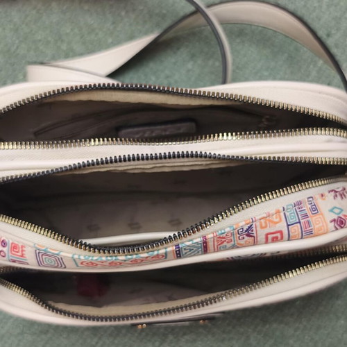 Verde shoulder bag like new, cream multicolor geometric design