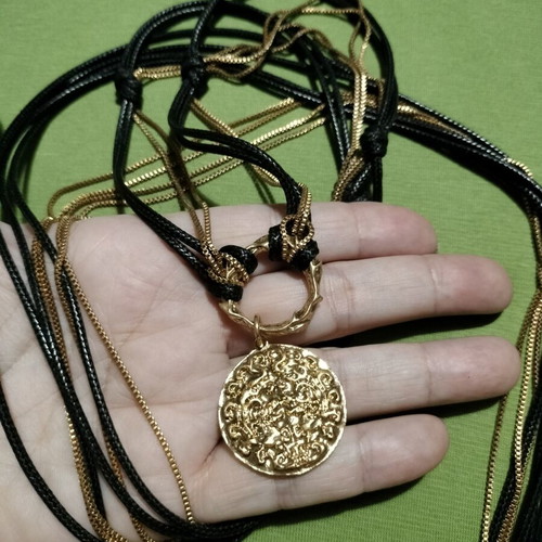 Zara long necklace like new, black
