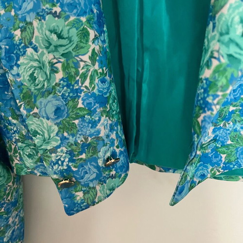 Studio 83 cropped jacket like new with floral print, small
