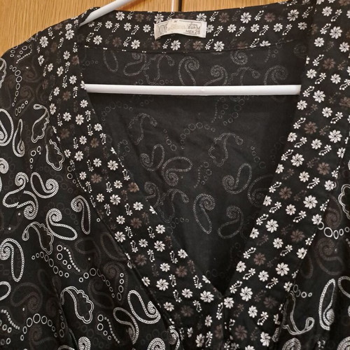 Midi dress with 3/4 sleeves and V neckline, paisley and floral pattern, size Medium, XOYE Basic