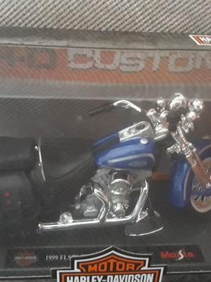 Harley Davidson 1999 FLSTS Heritage Springer син 1:18 мащаб