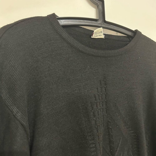 Black pullover used with embroidery, ideal for M/L
