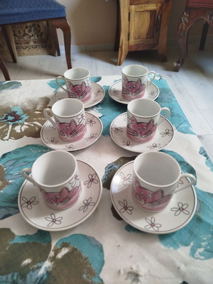 Serving set of 6 cups and saucers like new