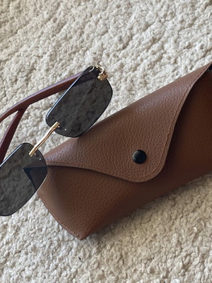 Unisex sunglasses with gold details and wooden handles