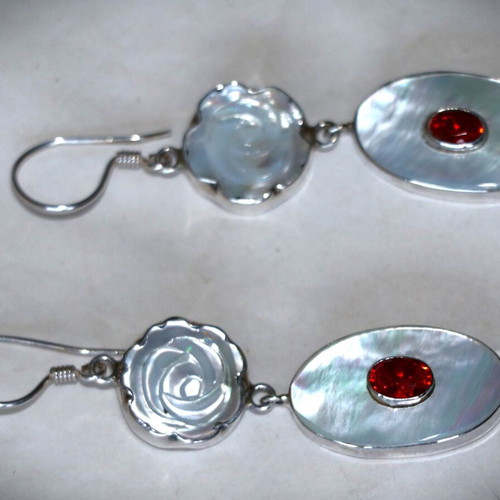 Earrings with genuine garnet stone and carved shell in 925 silver new