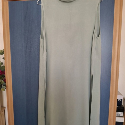 Attrattivo long top with side openings and back buttons, like new, size L, veraman color