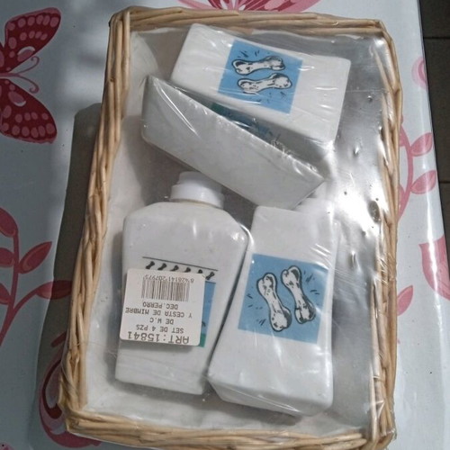 Bathroom set like new with cleaning products and accessories
