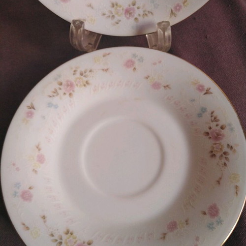 Vintage set of 3 small plates like new