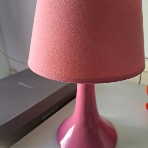 Small pink lamp with bulb like new, ideal for bedside or desk