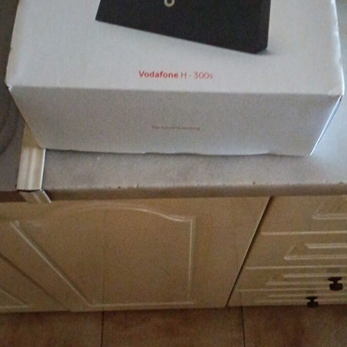Vodafone 300s ρούτερ μεταχειρισμένο με 2 LAN καλώδια και καλώδιο τηλεφώνου