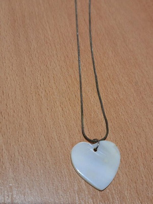 Mother of pearl heart necklace like new, 20 cm chain, 3 cm heart