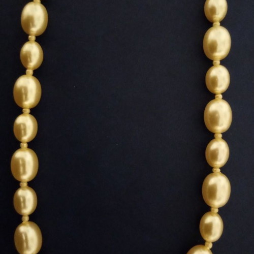 Necklace used with pearls of two sizes, relatively long