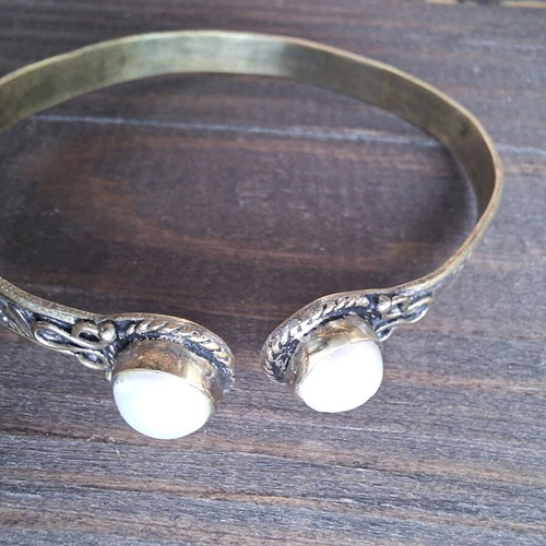 Bracelet with bronze floral motifs and real pearls used