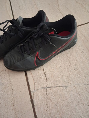 Nike ποδοσφαιρικά παπούτσια μεταχειρισμένα, μαύρο και κόκκινο, νούμερα 35-36