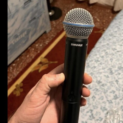 Shure wireless microphone like new, professional use, with box