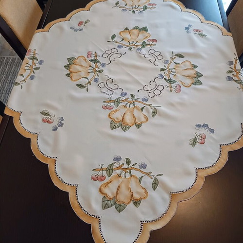 Large embroidered tablecloth like new, 88×88 cm