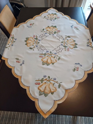 Large embroidered tablecloth like new, 88×88 cm