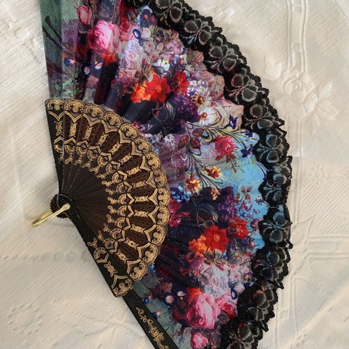 Floral fan like new with lace and gold details