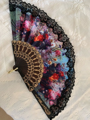 Floral fan like new with lace and gold details
