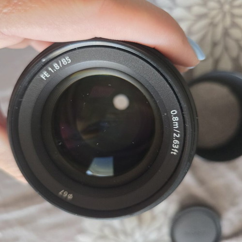 Sony FE 85mm f/1.8 lens like new