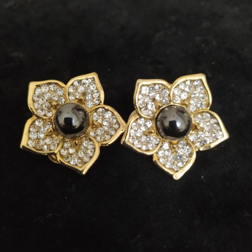 Vintage earrings flower-shaped used