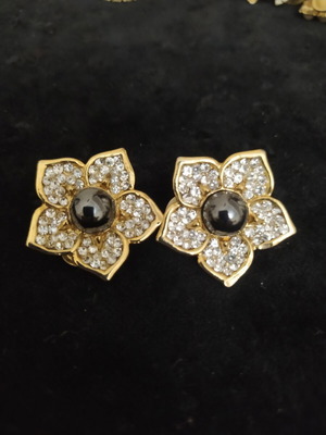 Vintage earrings flower-shaped used