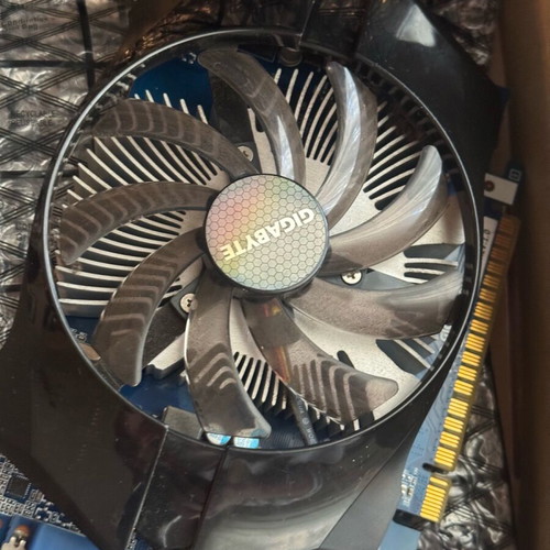 VGA Gigabyte NVIDIA GeForce GT740 OC GV-N740D5OC-1GI 1GB DDR5 PCI-E like new