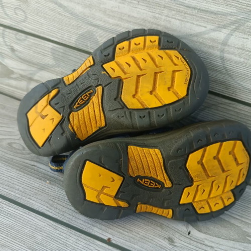 Keen sandals size 21.5, toddler shoes