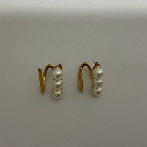 Ear cuffs in gold tone with pearls